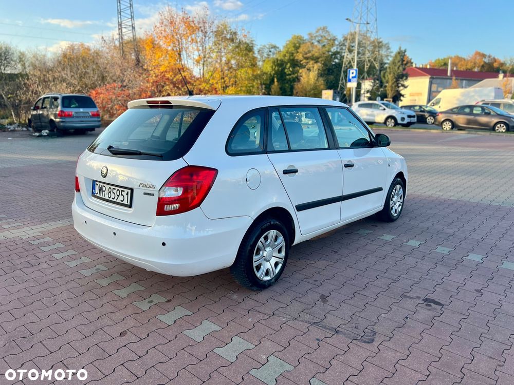 Skoda Fabia 2011 photo 5