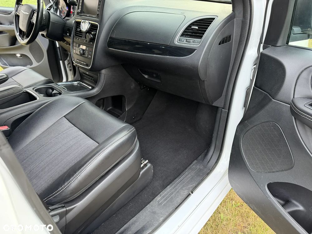 Chrysler Town & Country 3.6 Limited - 23