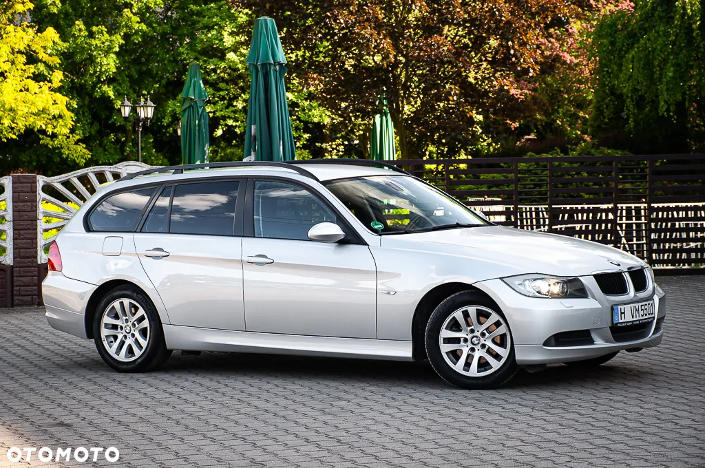 BMW Seria 3 318i Touring - 9