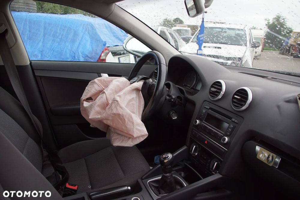 Auto na części - Audi A3 8P Lift 1.6 TDI 105 KM CAYC LUB LY9C 2013R Silnik Skrzynia Drzwi Maska Błotnik Zderzak Klapa Lampa Lusterko Klamka Szyba Deska Kokpit Sterownik Moduł Czujnik Licznik Panel Kierownica - 16