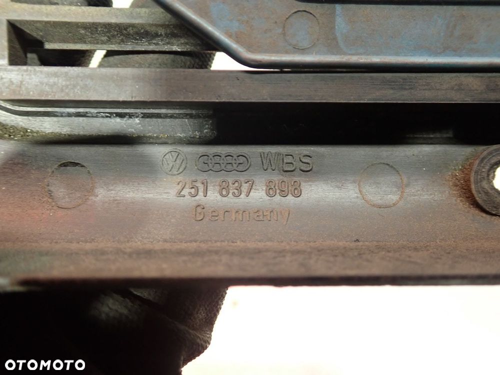 KRATKA NAWIEWU DRZWI PRAWA PRZEDNIA VOLKSWAGEN T3  251837892   251837898 - 5