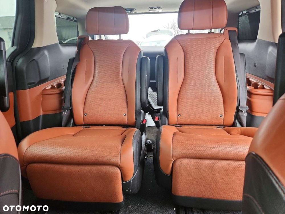 Kia Carnival - 12