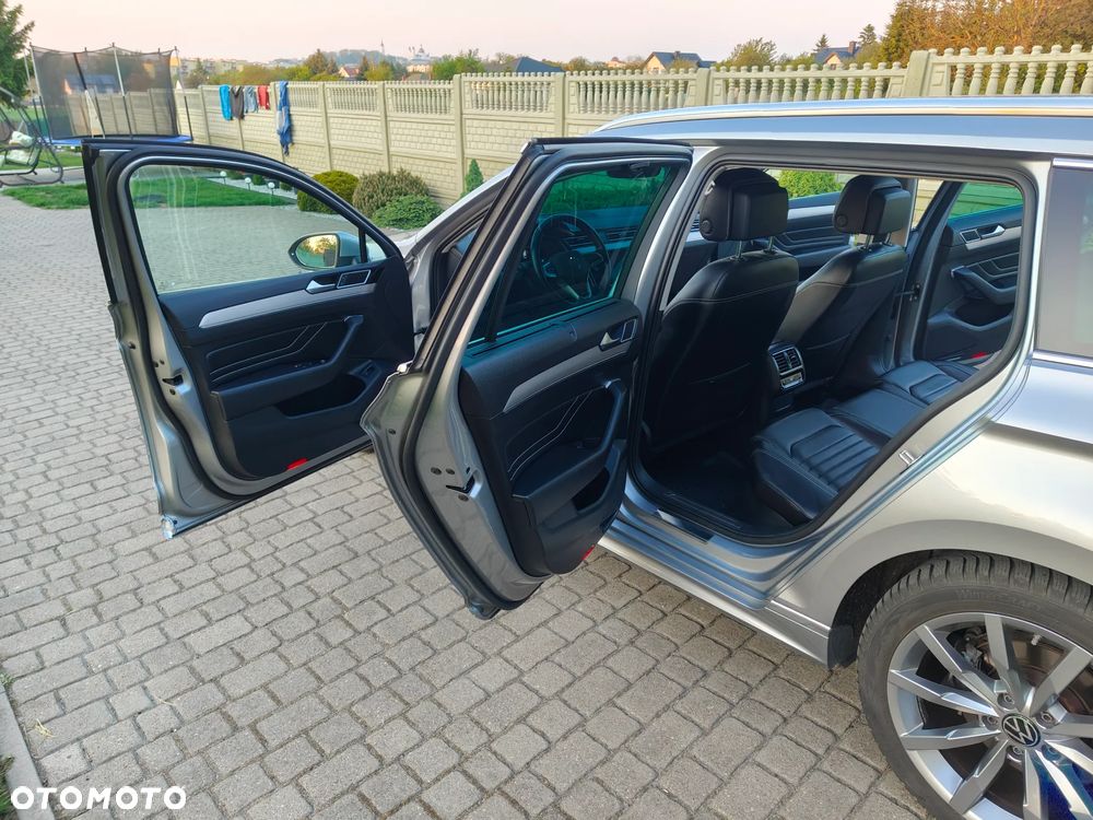Volkswagen Passat Variant 2.0 TDI SCR DSG 4Motion Elegance - 24