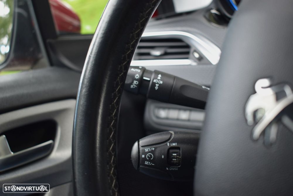 Peugeot 2008 1.2 PureTech Allure EAT6 - 22