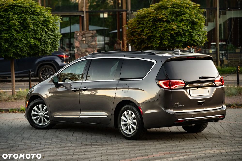 Chrysler Pacifica - 8