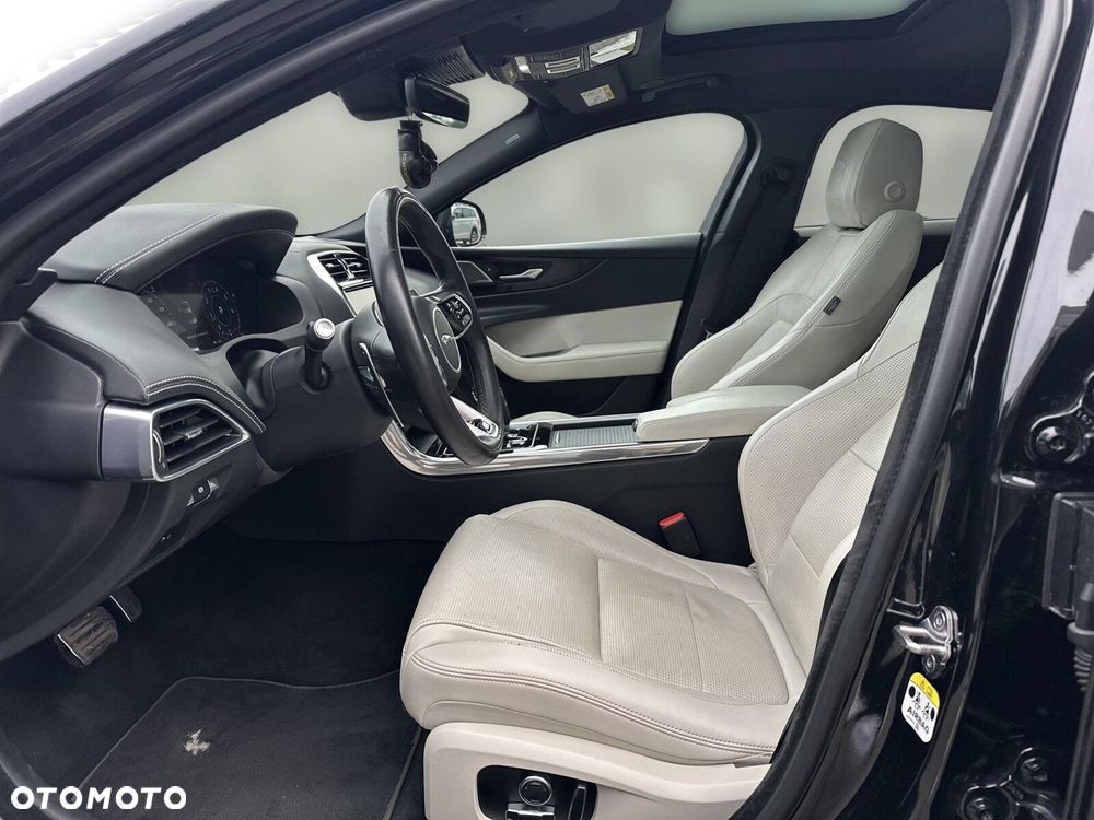 Jaguar XE - 10