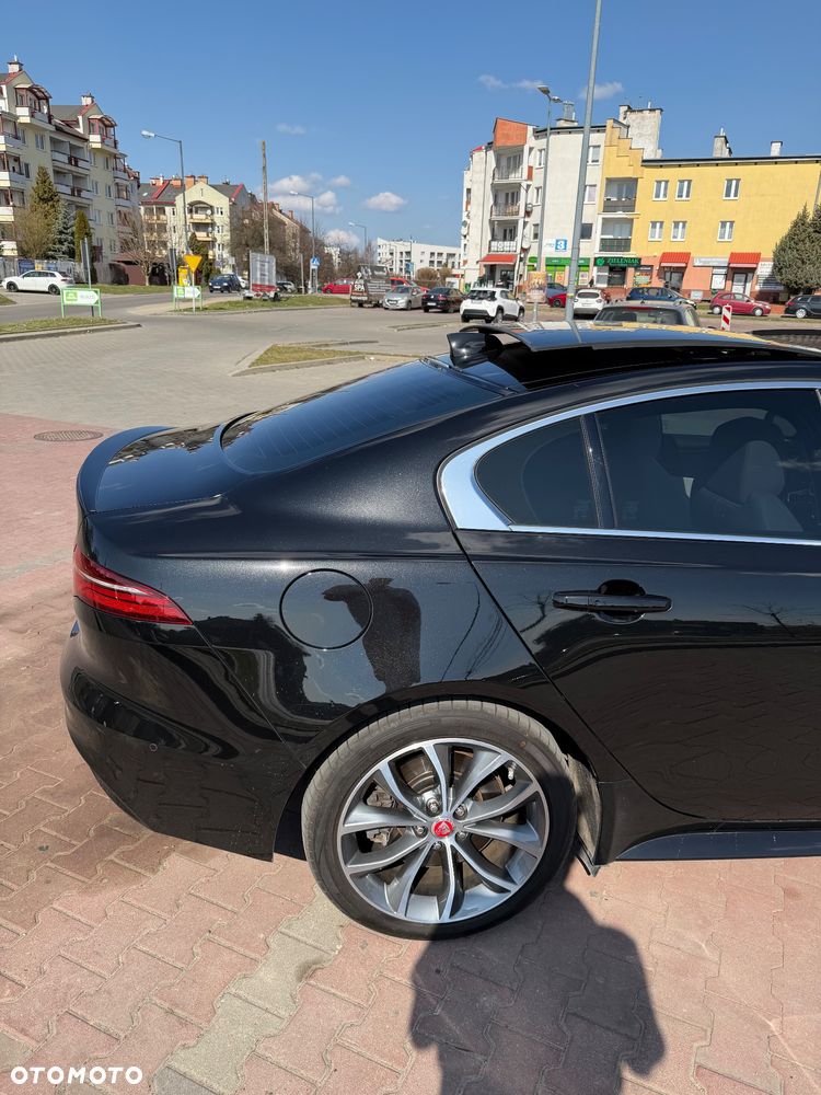 Jaguar XE 2.0 D180 R-Dynamic S - 15