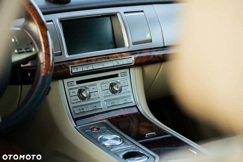 Jaguar XF 3.0 V6 Luxury - 12