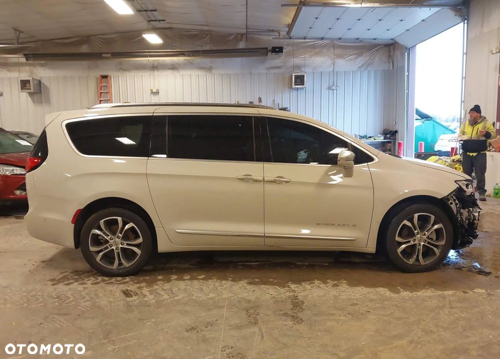 Chrysler Pacifica - 4