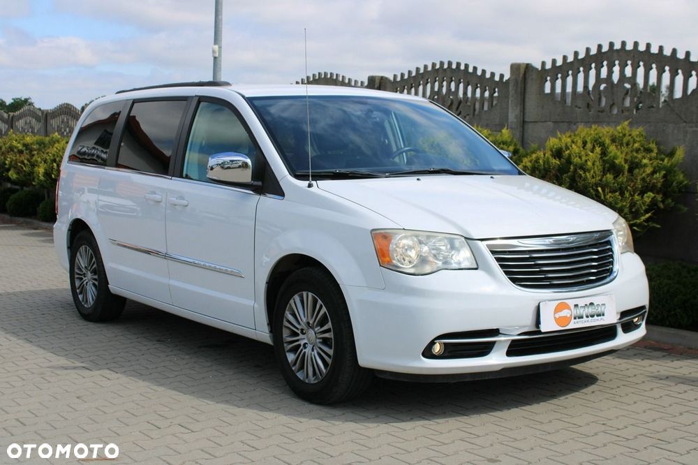 Chrysler Town & Country - 12