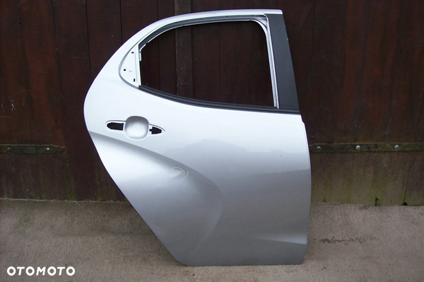 DRZWI TYLNE PRAWE TOYOTA YARIS IV ROK 20/24