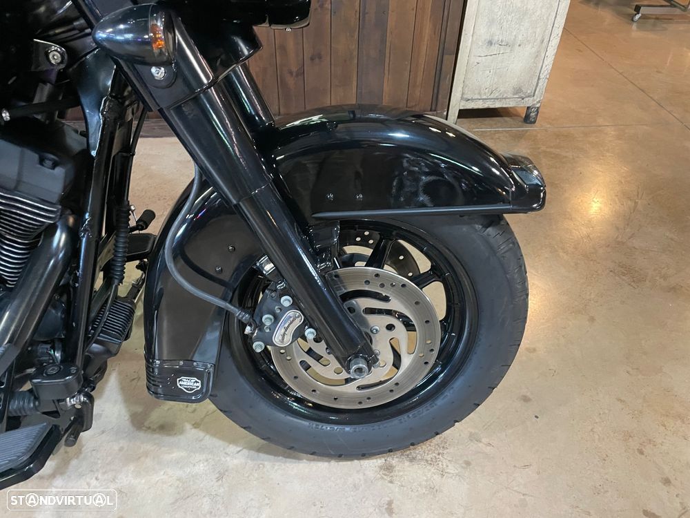 Harley-Davidson FLHT Electra Glide - 4