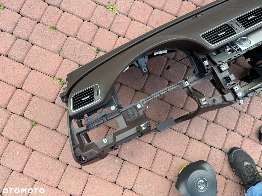 DESKA KONSOLA KOKPIT PODUSZKA PASY PASSAT B7 BRĄZOWA - 10