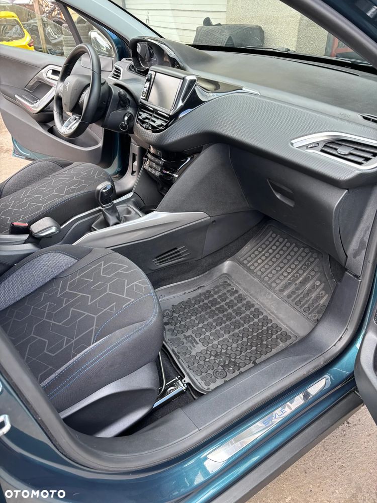 Peugeot 2008 1.2 Pure Tech Style S&S - 11