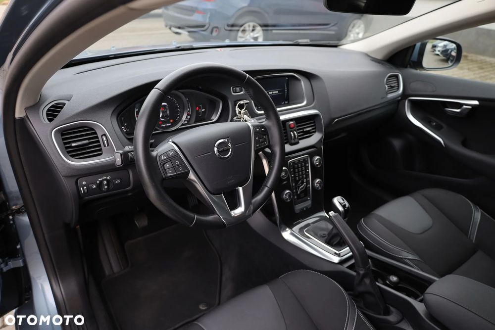 Volvo V40 T2 Momentum - 17