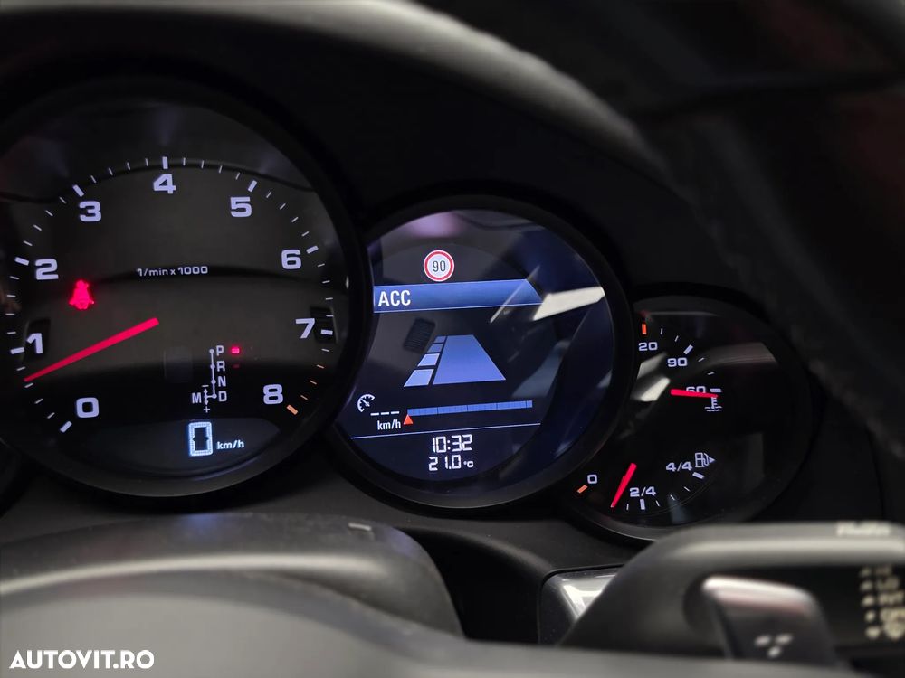 Porsche 911 Carrera 4 PDK - 33
