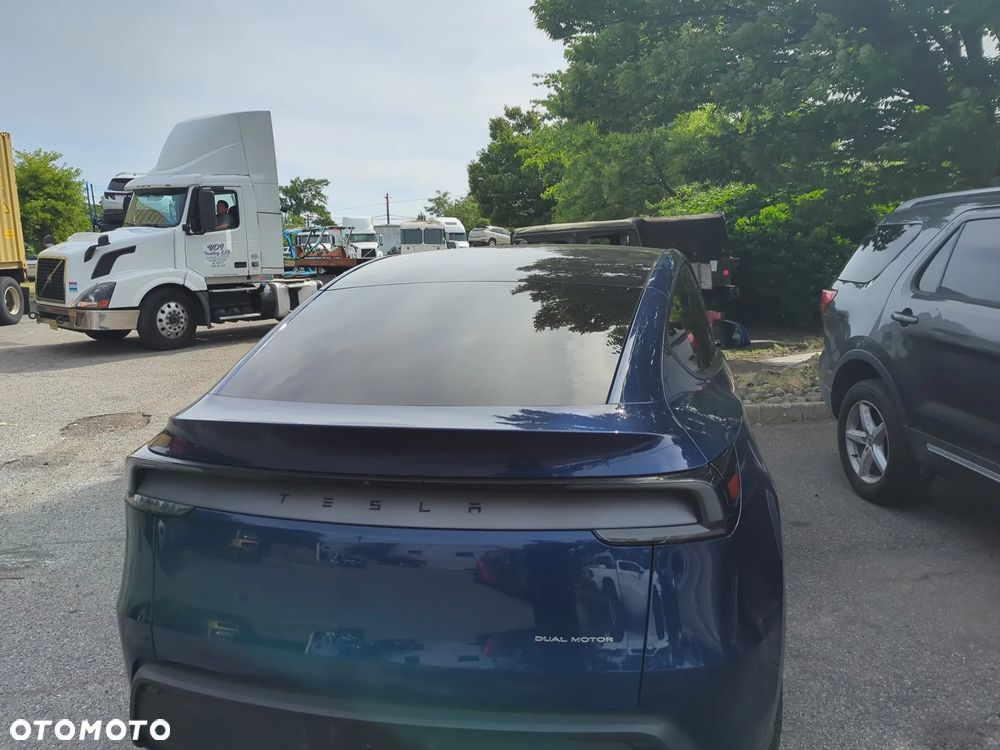 Tesla Model Y - 14