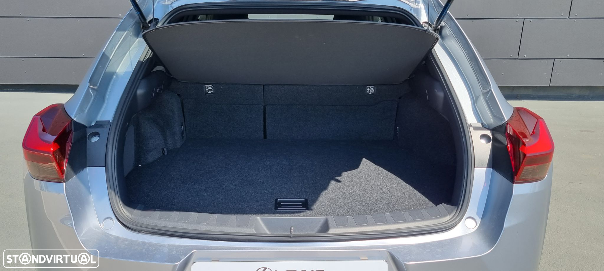 Lexus ux-250h Sport - 10