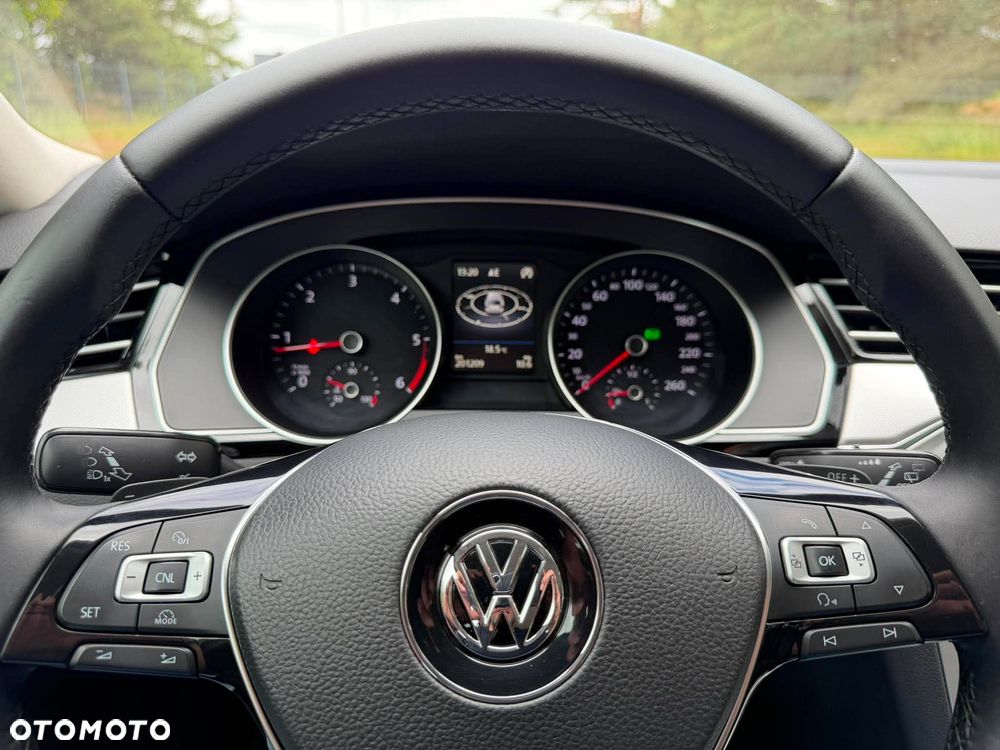 Volkswagen Passat Variant 2.0 TDI SCR DSG Highline - 33