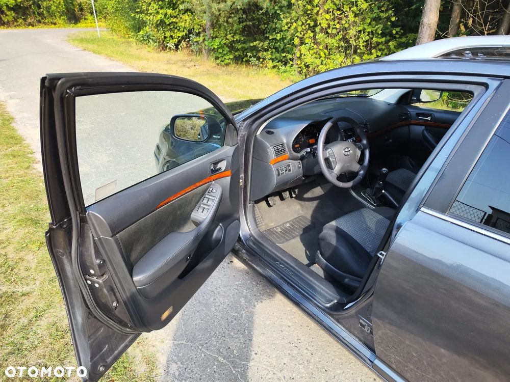Toyota Avensis - 1