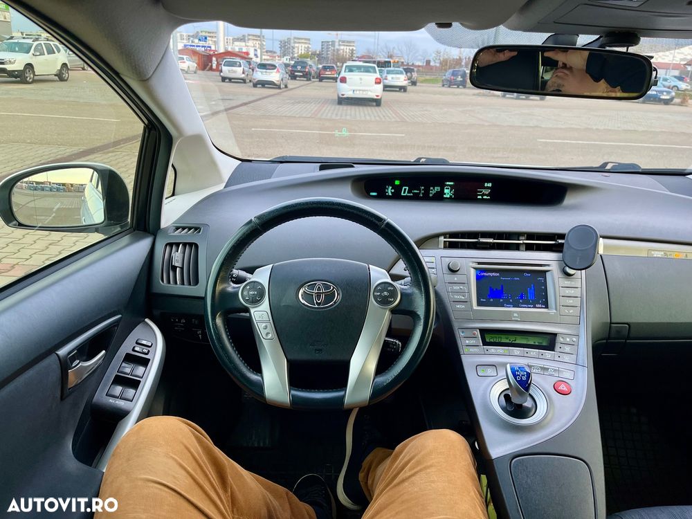 Toyota Prius Plug-in (Hybrid) Life - 6