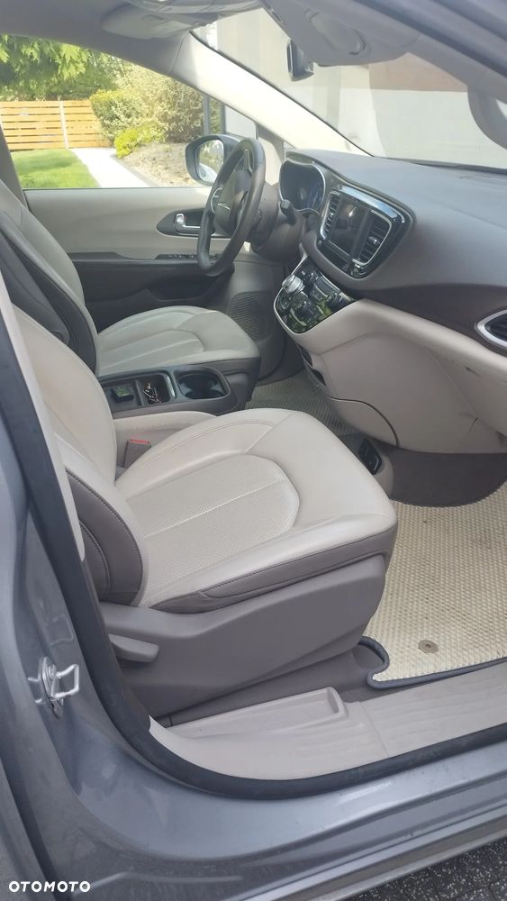 Chrysler Pacifica - 8