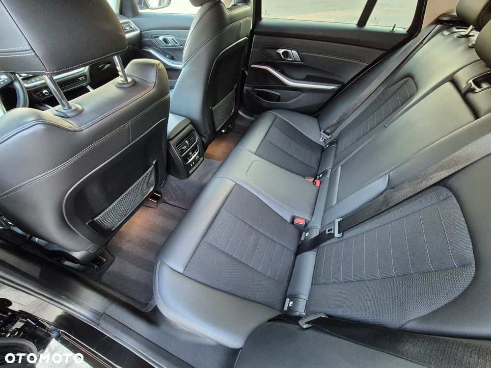 BMW Seria 3 330i Sport Line - 15