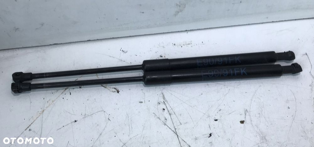 SIŁOWNIKI MASKI PRZEDNIEJ 7060550 KOMPLET BMW E90 - 1
