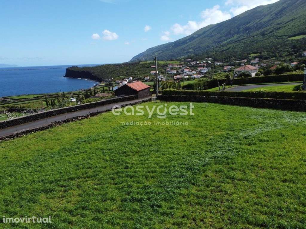 Terreno plano na Prainha com vista mar e sobre a ilha de São Jorge - Grande imagem: 3/18