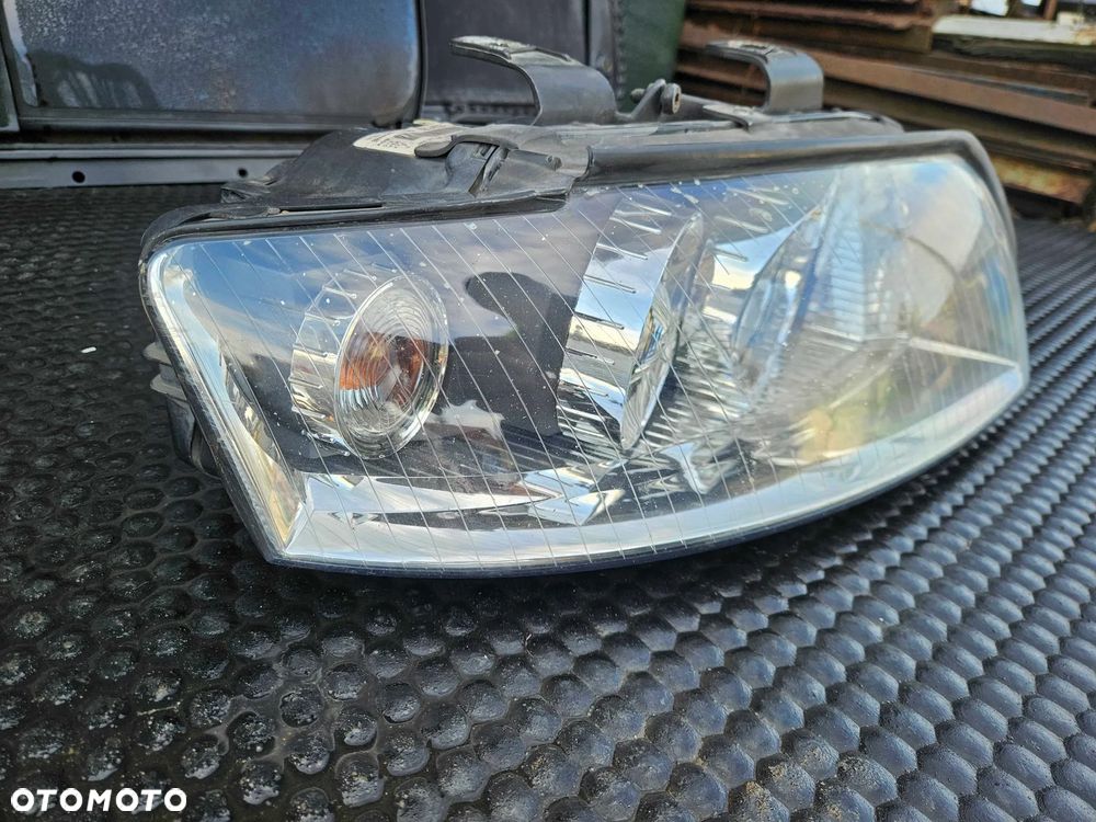Reflektor Lampa Xenon D1S Przód Przednia PRAWA Valeo Europa Audi A4 B6 - 7