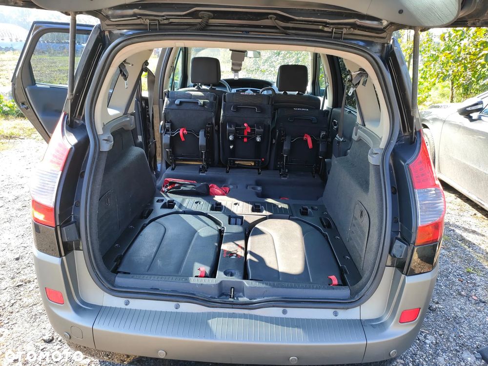 Renault Grand Scenic - 32