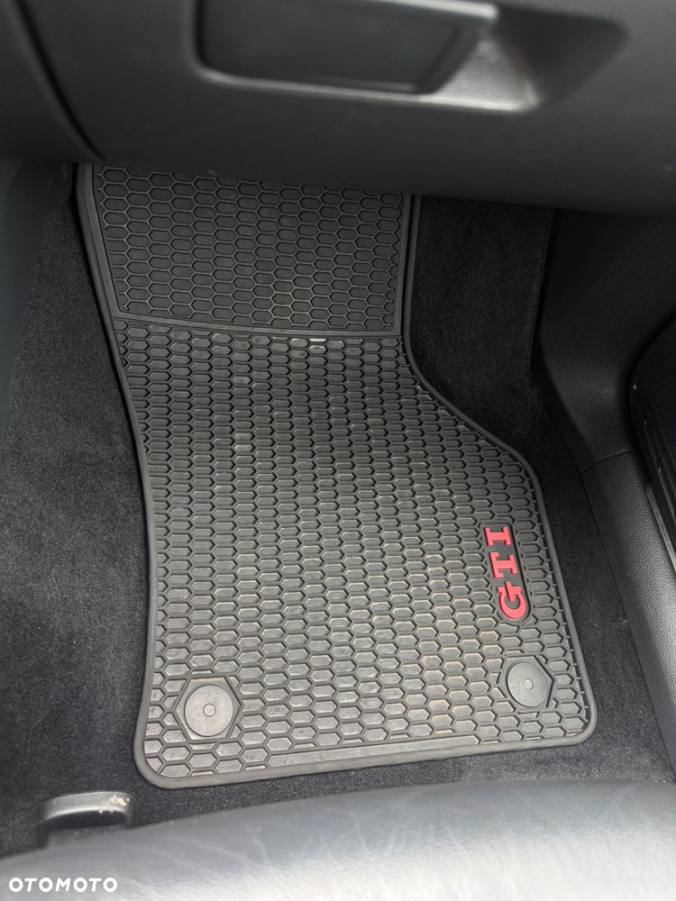 Volkswagen Golf - 24