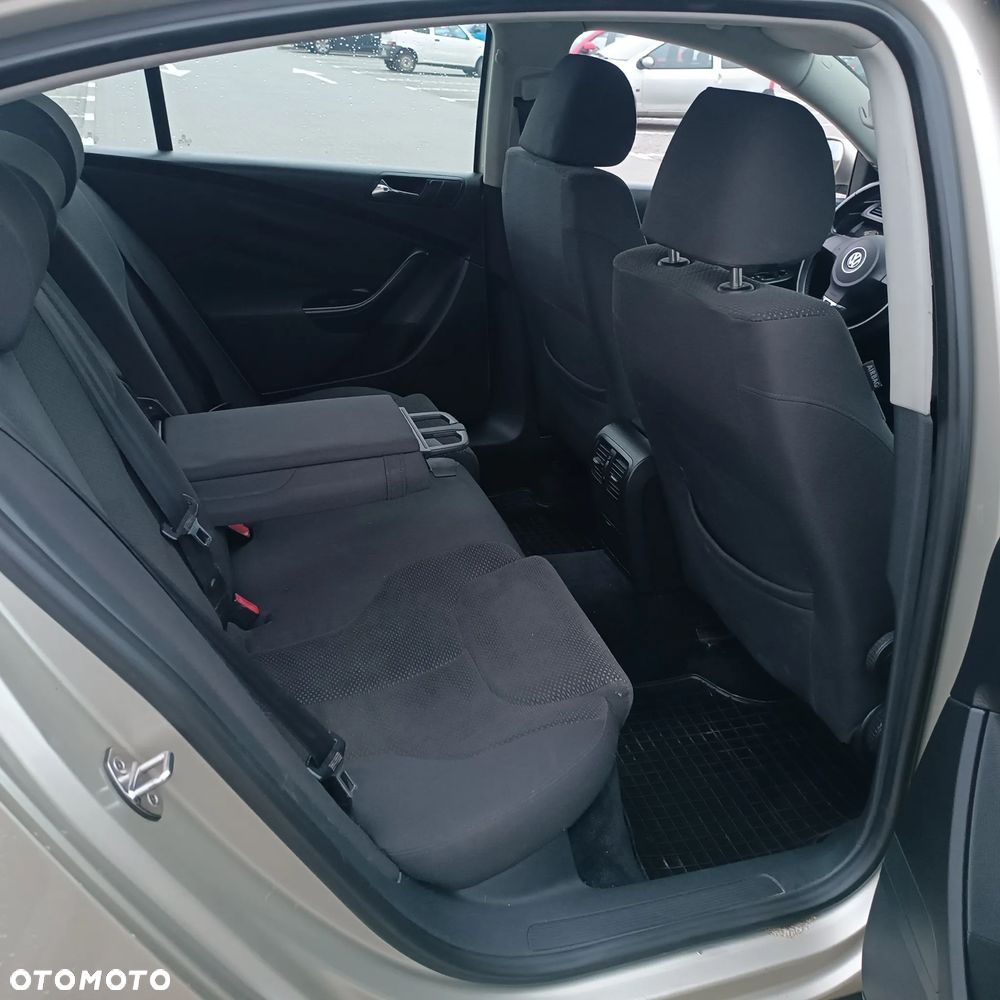 Volkswagen Passat 2.0 TDI Individual Chrom - 6