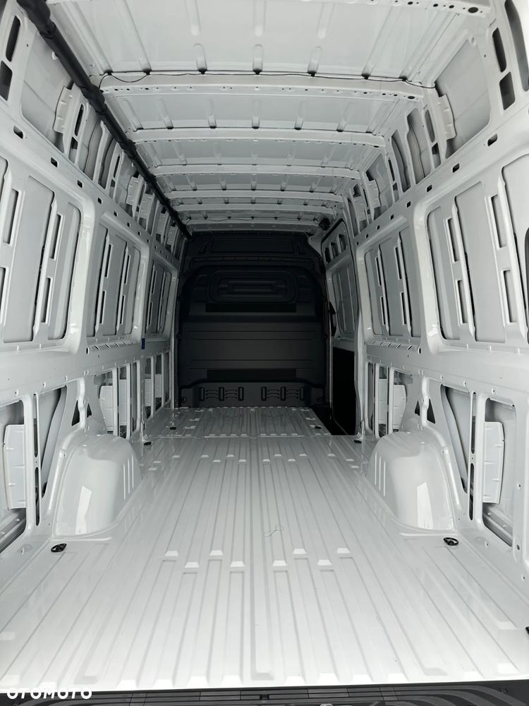 Mercedes-Benz Sprinter - 25