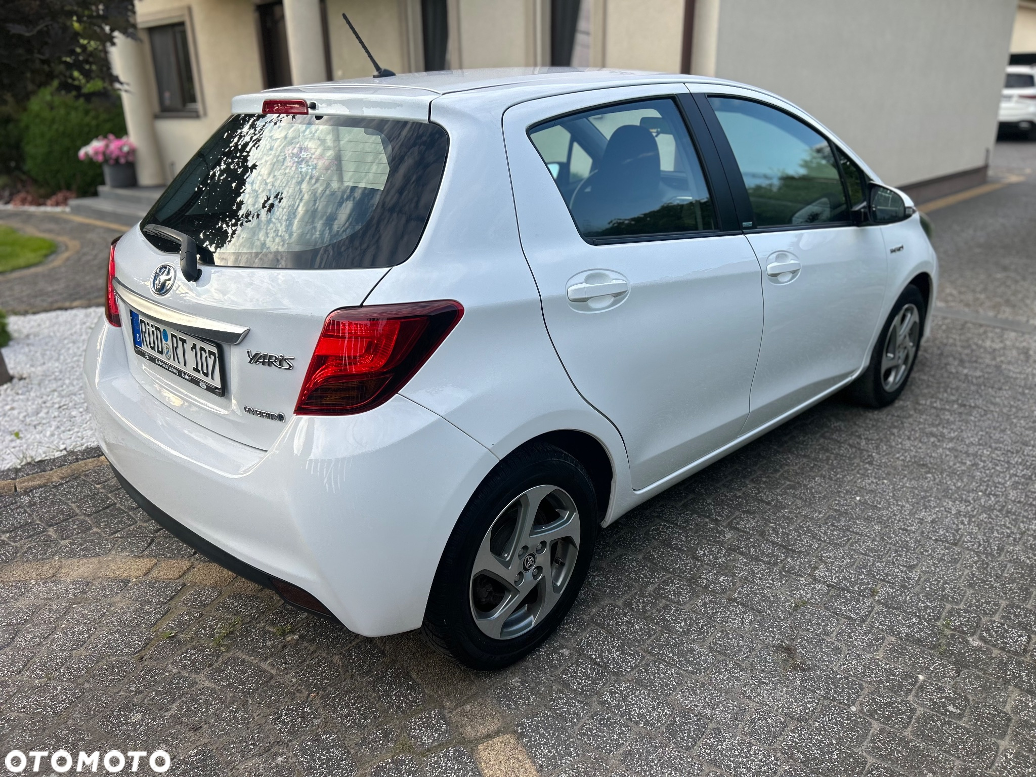 Toyota Yaris Hybrid 100 Premium - 4