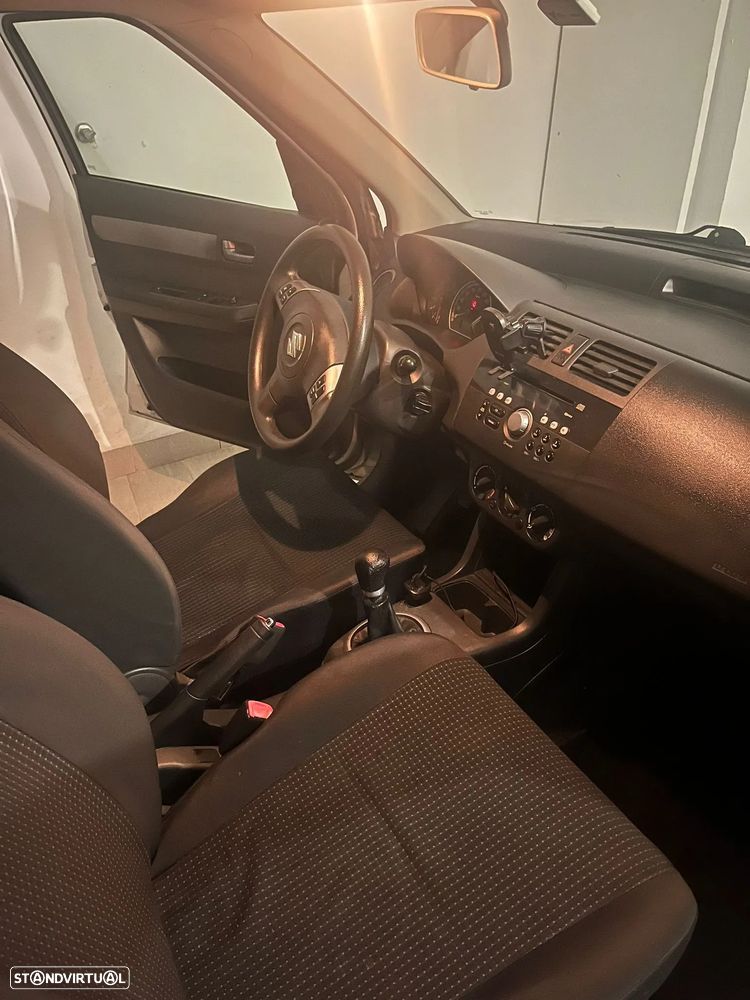Suzuki Swift 1.3 16V GLX - 13