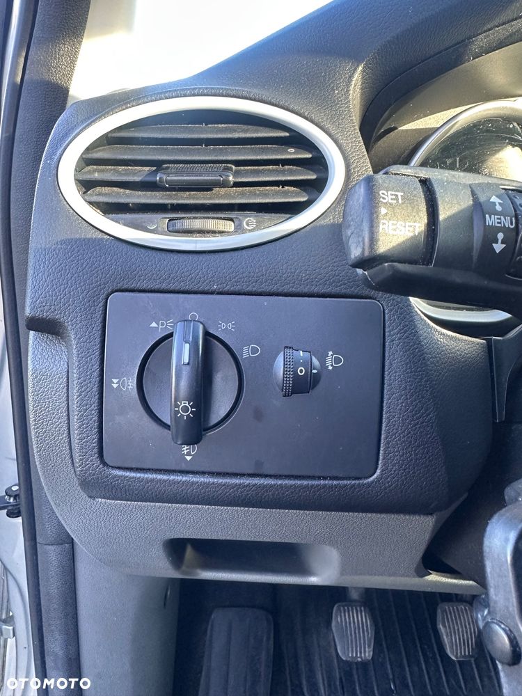 Ford Focus 1.6 Ambiente - 10