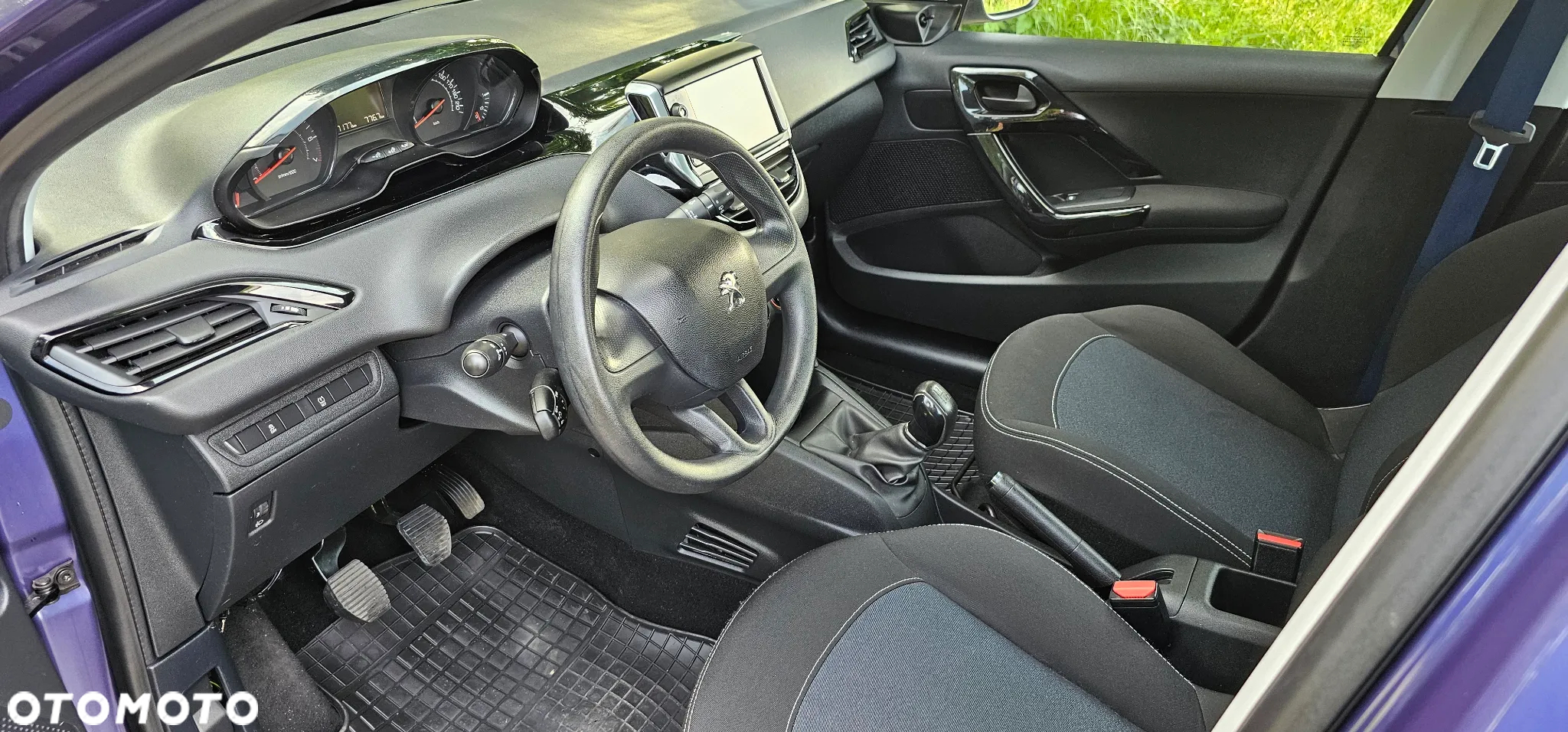 Peugeot 208 - 18