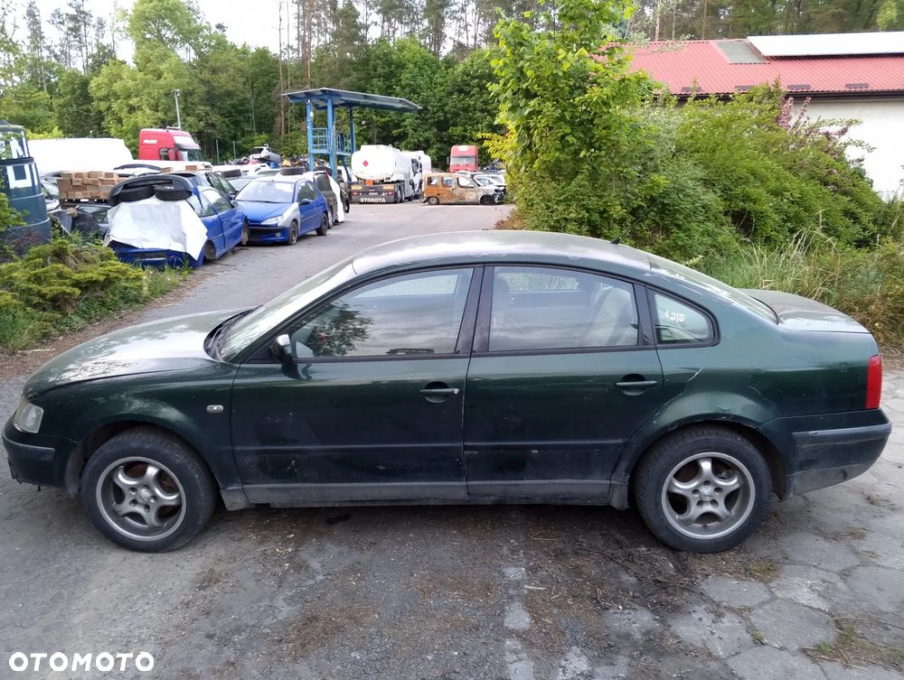 Volkswagen Passat B5 (przed Lift) (97-00r.) 1.8 TB R4 20V 150KM. Silnik AEB,   ANB,  APU,  ATW,  AUG Skrzynia DHW,  DVX,  EHV,  EEN,  DHF,  DHY,  DVZ lakier LC6N.Cały na części. GWARANCJA !!! Przód Tył Zestaw Komplet Drzwi Klapa Zderzak Błotnik Maska Grill Atrapa Szyba Pas Lampa Lusterko Boczki Fotel Kanapa Kokpit Deska Rozdzielcza Przełącznik Włącznik Sterownik Przewody Wiązka Instalacja Moduł Komputer Czujnik Listwa Pompa Alternator Wtryski Głowica Rozrusznik Kompresor Sprzęgło Dwumas Silnik Skrzynia ABS Klimatyzacji Paliwa Wspomagania Kolektor Turbina Przepustnica Zawór Chłodnica Koło Hak Belka Sanki Zawieszenie Mcpherson Półoś Amortyzator Wydech Tłumik Zacisk Most - 2