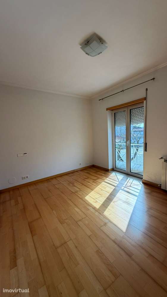 Arrenda-se T4 no centro de Fátima | 3 WC  • Parqueamento - Grande imagem: 3/6