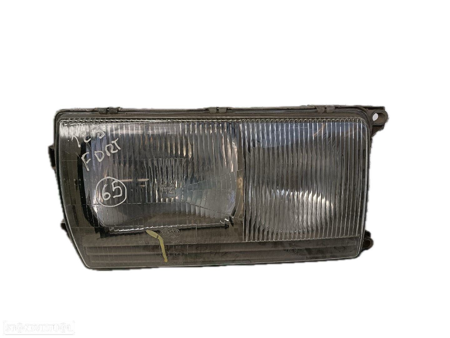 Farol Dto Mercedes-Benz Três Volumes (W123) - 1