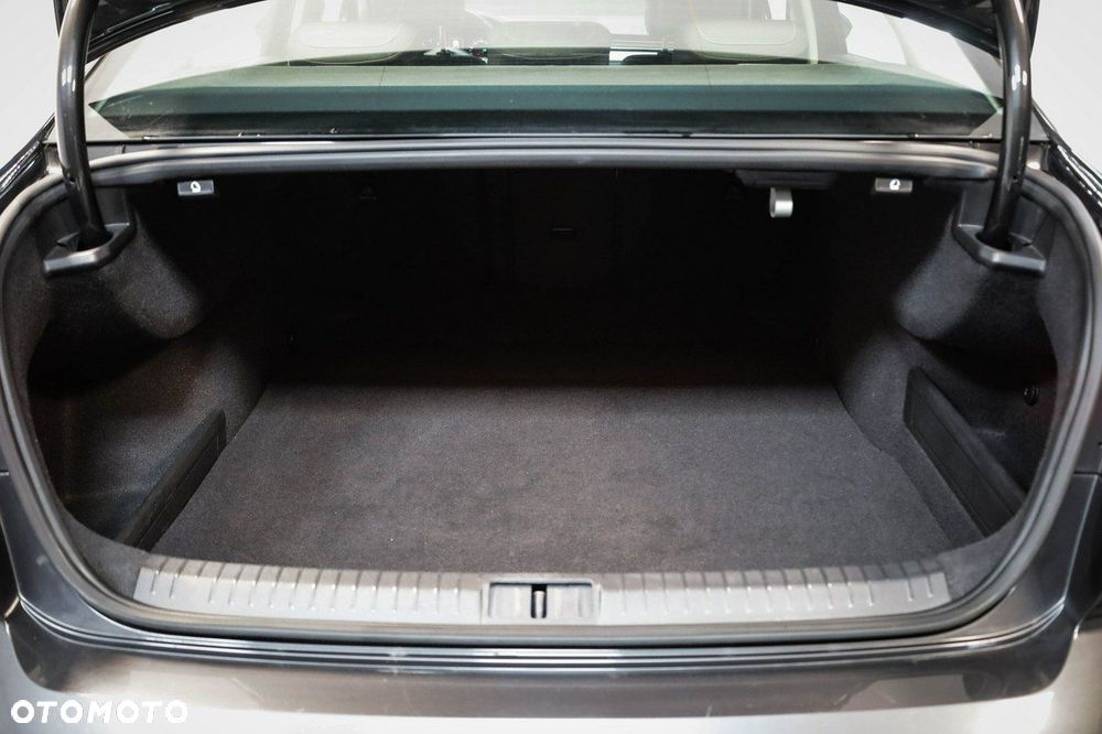 Volkswagen Passat - 12