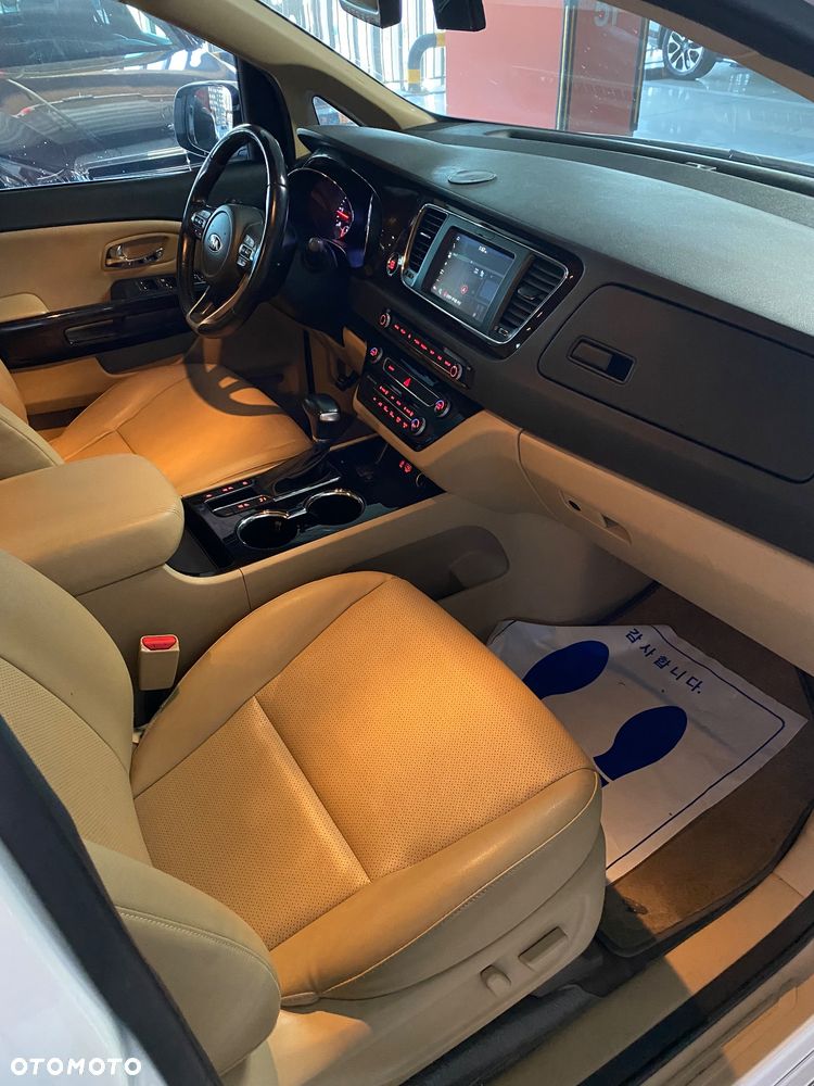 Kia Carnival - 16