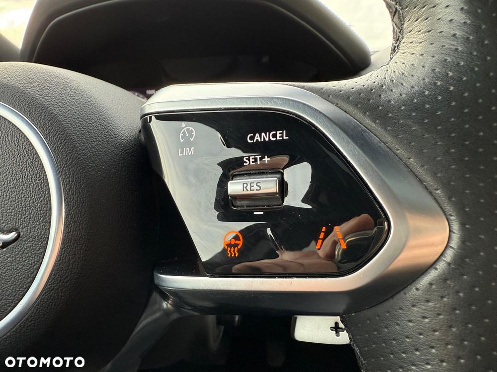 Jaguar XE 2.0 D180 R-Dynamic SE - 22