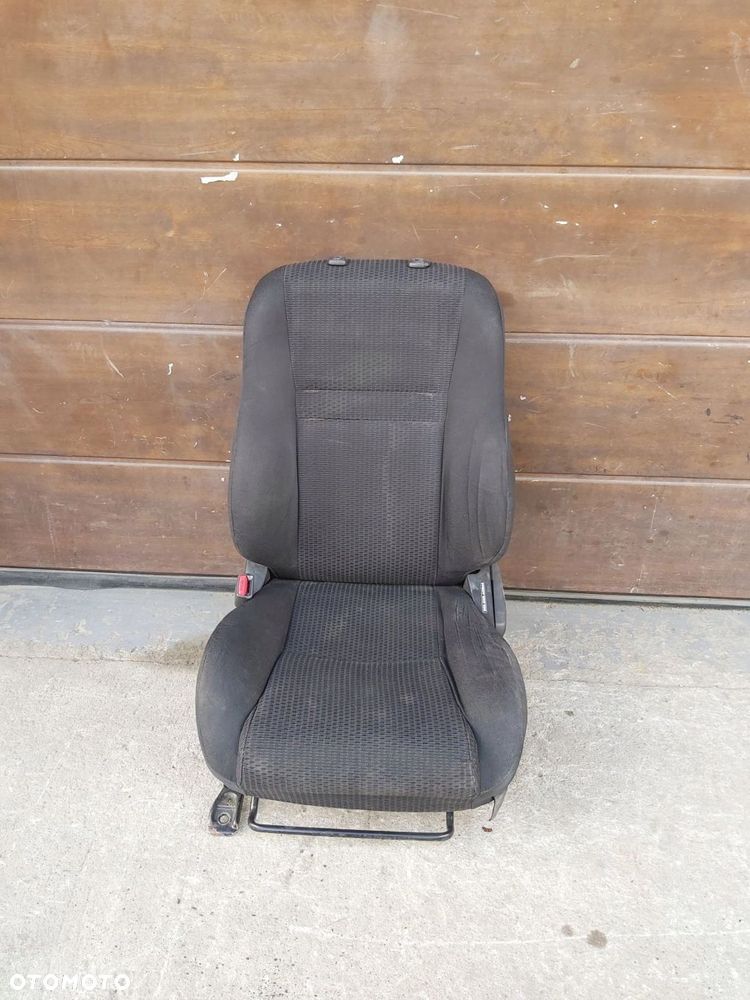 Toyota Corolla E12 fotel lewy przód 5D - 1