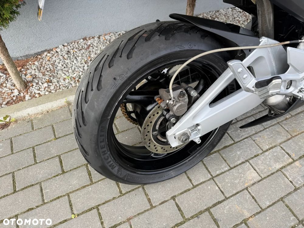 Suzuki GSR - 24