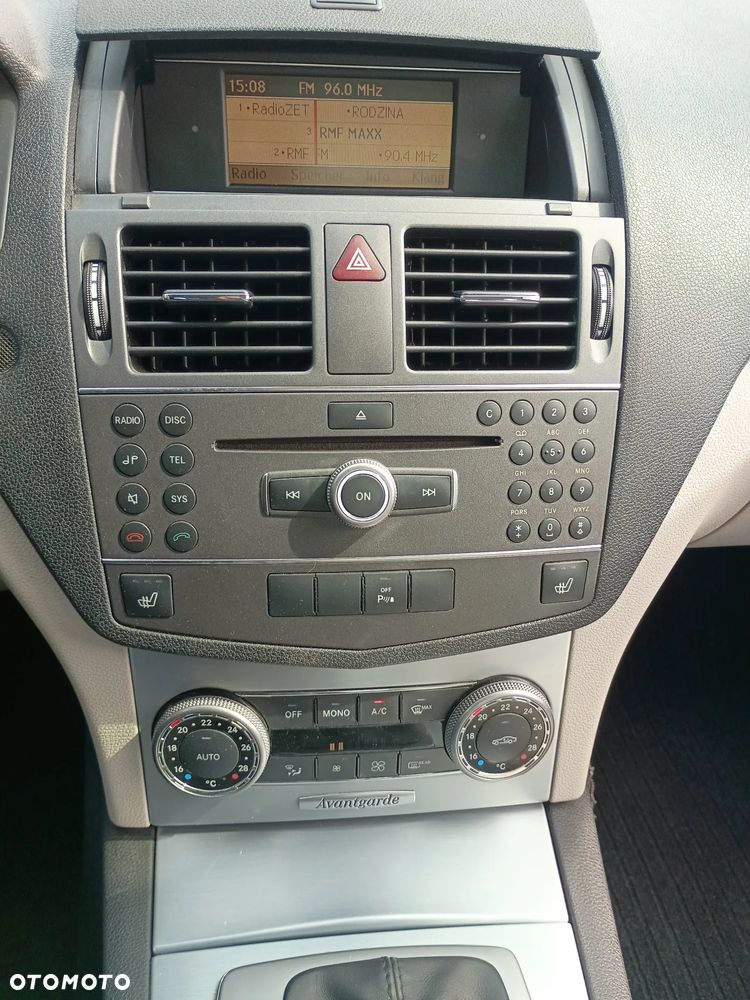 Mercedes-Benz Klasa C 180 CGI Automatik BlueEFFICIENCY Avantgarde - 26