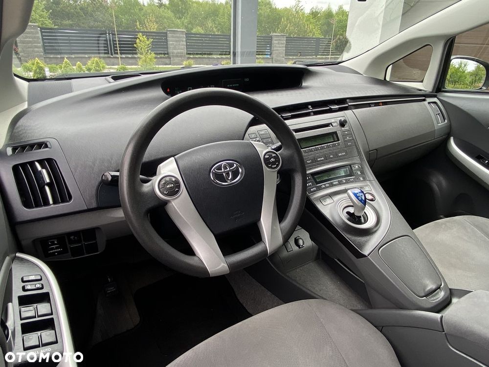 Toyota Prius (Hybrid) - 13