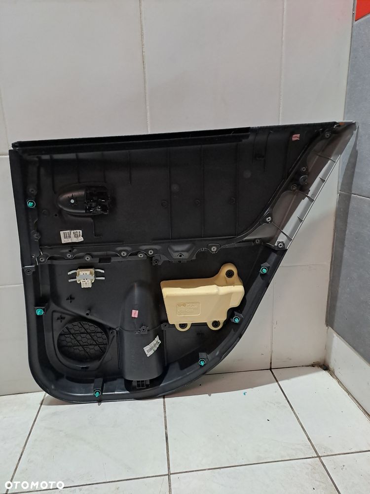 boczek lewy tył Toyota Yaris II 5 drzwi 676400D770 - 2