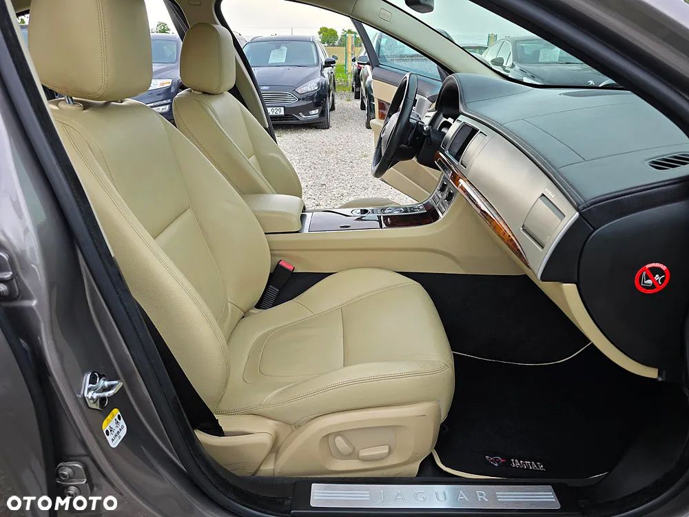 Jaguar XF 2.2 D Premium Luxury - 21
